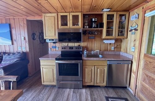Indian River Cabaña | Sunrise Sunsation Lakeshore Cottage w / jacuzzi al aire libre en el lago Mullett! ¡Kayaks!
