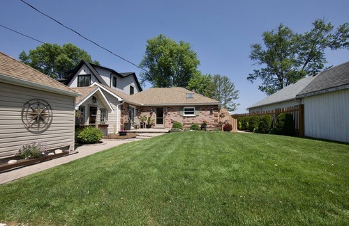 Innisfil Cabaña | Sunrise Villa on the Lake