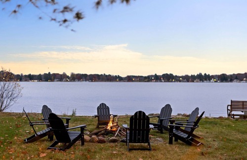 Gaylord Cabina | ~Sunrise Vista~Lakefront~Dock~Kayaks~Hot Tub~Games
