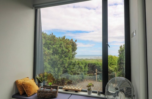 Gorey Cabaña | SUNRISER, romantic, with hot tub in Ballymoney, County Wexford