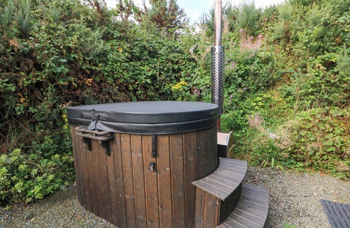 Gorey Cabaña | SUNRISER, romantic, with hot tub in Ballymoney, County Wexford
