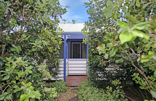 Tea Gardens Cabaña | Sunroom Cottage - 40A Witt Street