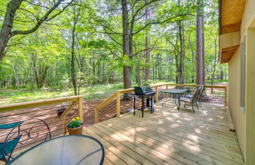 Marquette Casa | Sunroom, Deck and Grills Marquette Cottage!