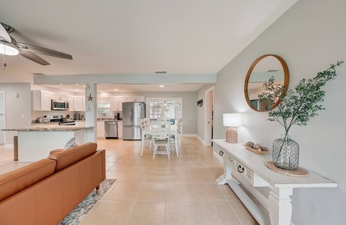 Walsingham Casa | Beach Escape: King Bed + Game Garage Near IRB