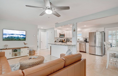 Walsingham Casa | Beach Escape: King Bed + Game Garage Near IRB
