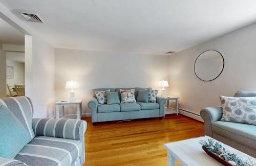 South Yarmouth Casa | Sunroom Serenity