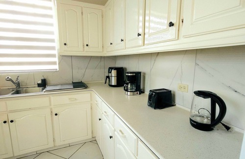 West Coast Casa | SUNSEEKERS - Spacious, newly renovated family home, close to airport & beach