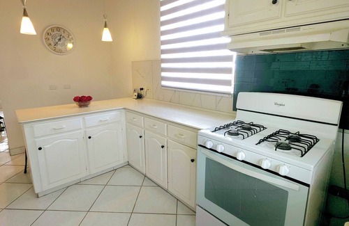 West Coast Casa | SUNSEEKERS - Spacious, newly renovated family home, close to airport & beach