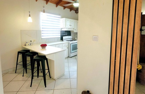 West Coast Casa | SUNSEEKERS - Spacious, newly renovated family home, close to airport & beach