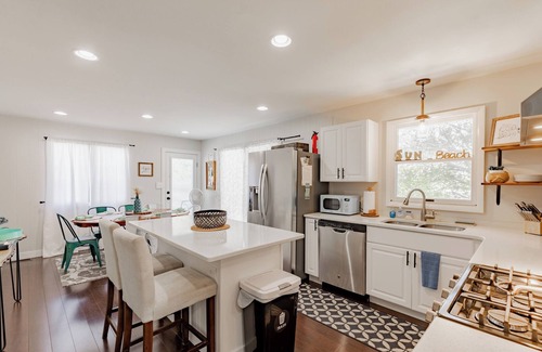 Beulah Cabaña | Sunset Alley Cottage - Cozy 3-bedroom cottage with WiFi, AC in charming Beulah
