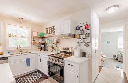 Beulah Cabaña | Sunset Alley Cottage - Cozy 3-bedroom cottage with WiFi, AC in charming Beulah