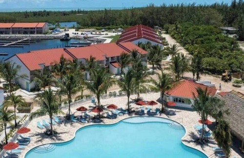 Alice Town Condominio | Sunset Balcony Views in Your Home Away From Home- Complete with Amenities 2 Bed