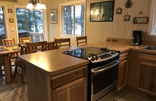 Lake Arrowhead Chalet De Esquí | Sunset Beach Chalet W / Jacuzzi al aire libre en Lake Arrowhead! Kayaks, wifi, piscina!