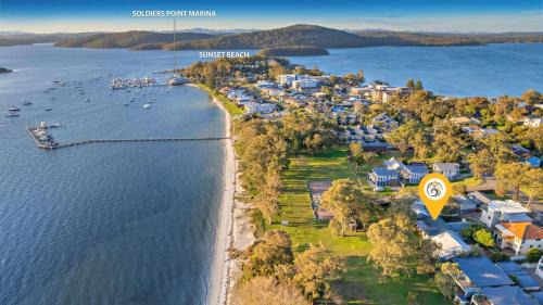 Soldiers Point Casa | Sunset Beach Luxury 24