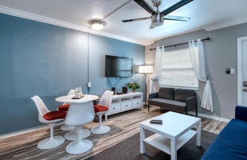 Madeira Beach Apartamento | Sunset Beach Suite 6! Across from Beach Access & Pet Friendly! Enjoy Fall Promo for Mondays & Thursdays!