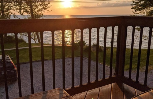 Ashtabula Casa | 🌅 Sunset BEAUTY Cottage on Lake Erie - Newer Build