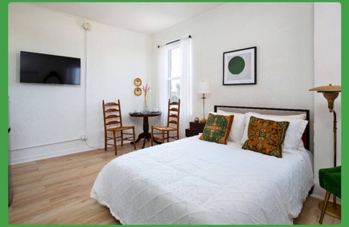 Rampart Village Apartamento | Sunset Bliss: Stylish Home in DTLA!