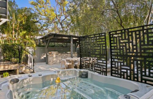Riverside Heights Casa | Sunset Bungalow with hot tub - 6ppl