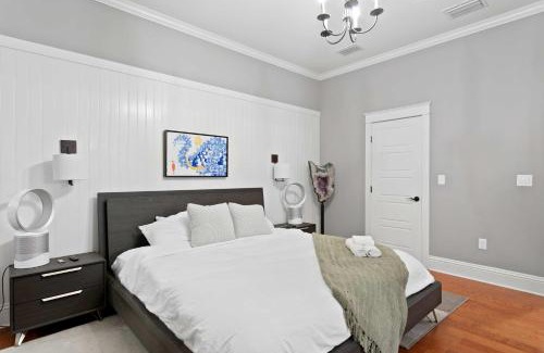 Riverside Heights Casa | Sunset Bungalow with hot tub - 6ppl