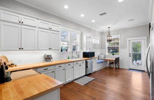 Riverside Heights Casa | Sunset Bungalow with hot tub - 6ppl
