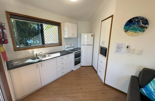 Seventeen Seventy Cabina | Sunset Cabins - Beachfront Cabin with Sea View. Queen bed, Laundry, full kitchen and Bathroom. Deck with BBQ