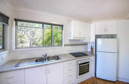 Seventeen Seventy Cabina | Sunset Cabins - Beachfront Cabin with Sea View. Queen bed, Laundry, full kitchen and Bathroom. Deck with BBQ