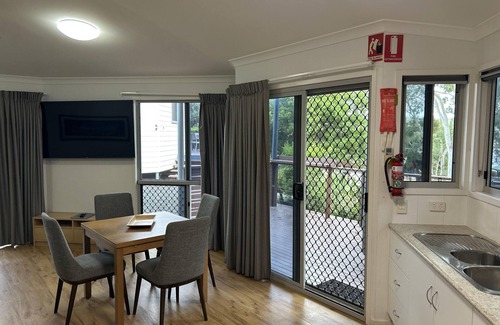 Seventeen Seventy Cabina | Sunset Cabins - Beachfront Cabin with Sea View. Queen bed, Laundry, full kitchen and Bathroom. Deck with BBQ