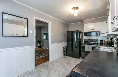 Glen Carbon Cabaña | Sunset Cottage - Entire home downtown Glen Carbon