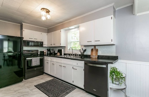 Glen Carbon Cabaña | Sunset Cottage - Entire home downtown Glen Carbon