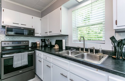 Glen Carbon Cabaña | Sunset Cottage - Entire home downtown Glen Carbon