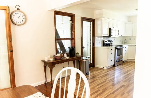 Meadville Casa | Sunset Cottage: Spacious Vacation Home with Game Room