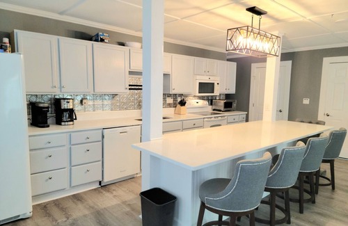 Seneca Casa | Sunset Cove / Lake Keowee / Waterfront / 13 miles to Clemson / Beach area