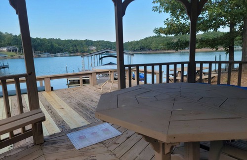 Seneca Casa | Sunset Cove / Lake Keowee / Waterfront / 13 miles to Clemson / Beach area
