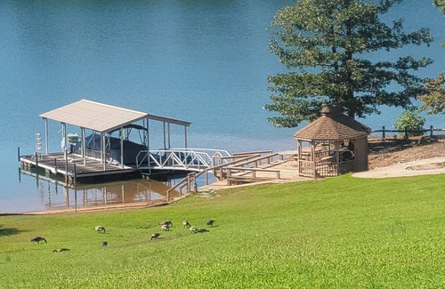 Seneca Casa | Sunset Cove / Lake Keowee / Waterfront / 13 miles to Clemson / Beach area