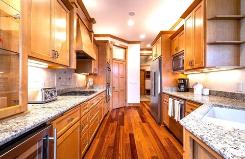 Okauchee Apartamento | Okauchee Lake Home: 4BR/4 BA | Hot Tub |Lake Toys & Pontoon Rental