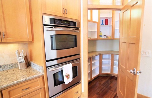 Okauchee Apartamento | Okauchee Lake Home: 4BR/4 BA | Hot Tub |Lake Toys & Pontoon Rental