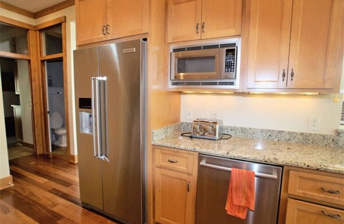 Okauchee Apartamento | Okauchee Lake Home: 4BR/4 BA | Hot Tub |Lake Toys & Pontoon Rental