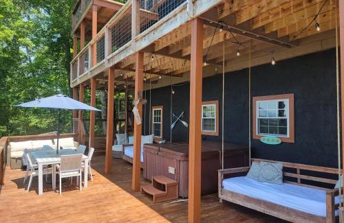 Dandridge Casa | Sunset Cove Lakefront Luxury Lodge with Private Dock