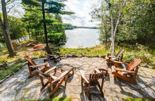 Frontenac Casa | Sunset Cove Waterfront nature retreat with bunkie
