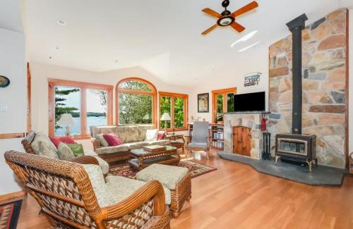 Frontenac Casa | Sunset Cove Waterfront nature retreat with bunkie