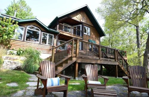 Frontenac Casa | Sunset Cove Waterfront nature retreat with bunkie