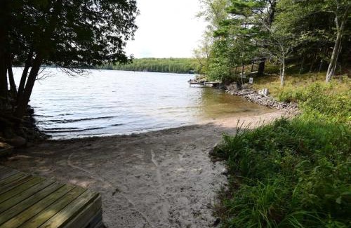 Frontenac Casa | Sunset Cove Waterfront nature retreat with bunkie