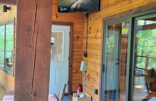 Broken Bow Cabina | Sunset Creek Spa Cabin - Cabina de spa de lujo con spa de vapor húmedo con aromaterapia.