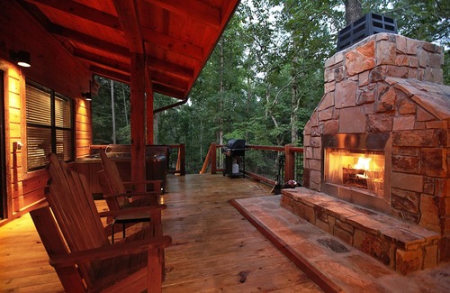 Broken Bow Cabina | Sunset Creek Spa Cabin - Cabina de spa de lujo con spa de vapor húmedo con aromaterapia.
