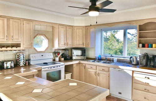 Broadkill Beach Casa | 🏖Sunset Gem, Waterfront Creek/Dock 🚣‍♀️ Beach Across Street 🦴Pet Friendly