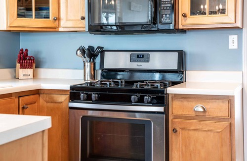 Delavan Lake Casa | Sunset Getaway on Delavan Lake – Waterfront 4 BDR, Pet Friendly!