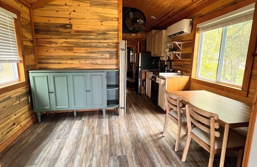Fayetteville Cabina | Sunset Hillside Cabin on Horse Farm -Pet Friendly E