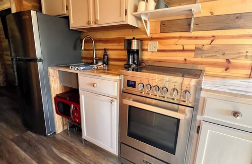 Fayetteville Cabina | Sunset Hillside Cabin on Horse Farm -Pet Friendly E