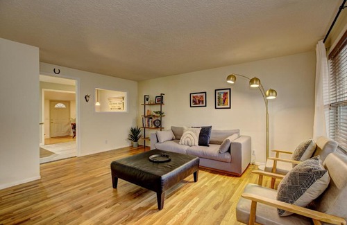 Sunset Casa | Sunset Home perfect for extended stays with fully fenced in yard, designated office, two living rooms, located across from Boise Foothills and close to Bogus Basin in Boise's North End