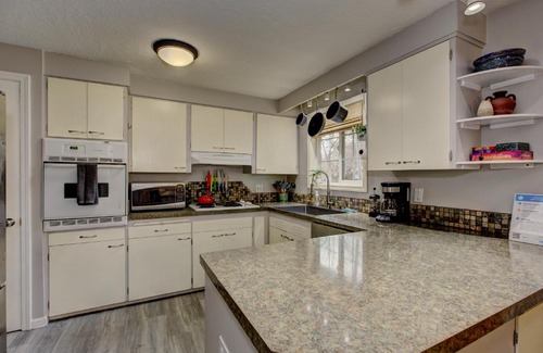 Sunset Casa | Sunset Home perfect for extended stays with fully fenced in yard, designated office, two living rooms, located across from Boise Foothills and close to Bogus Basin in Boise's North End